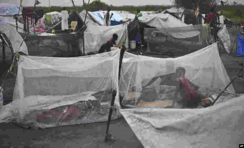 Près de 900 personnes déplacées vivent dans ce camp dans l&rsquo;ile de Kok, Etat de l&rsquo;Unité, 13 octobre 2015. (AP Photo/Jason Patinkin).