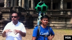 Mr. Manik Gupta of Google Maps (left) explains the street view technology in at Angkor Wat temple, Siem Reap, Cambodia, April 3, 2014. (Khoun Theara/VOA Khmer)