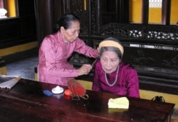 Cô Dinh làm tốt cho em gái (ảnh tư liệu 2006)