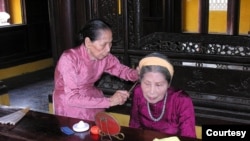 Cô Dinh làm tốt cho em gái (ảnh tư liệu 2006)