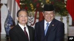 Chinese Premier Wen Jiabao hakes hands with Indonesian President Susilo Bambang Yudhoyono prior to their meeting at Merdeka Palace in Jakarta, Indonesia, April 29, 2011