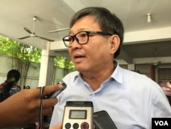 Son Chhay, a CNRP lawmaker, speaks to journalists at CNRP headquarters, in Phnom Penh, Oct. 10, 2017. (Kann Vicheika/VOA Khmer)