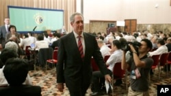 美国贸易代表弗罗曼在东京举行记者会后离开会场。（2013年8月19日）