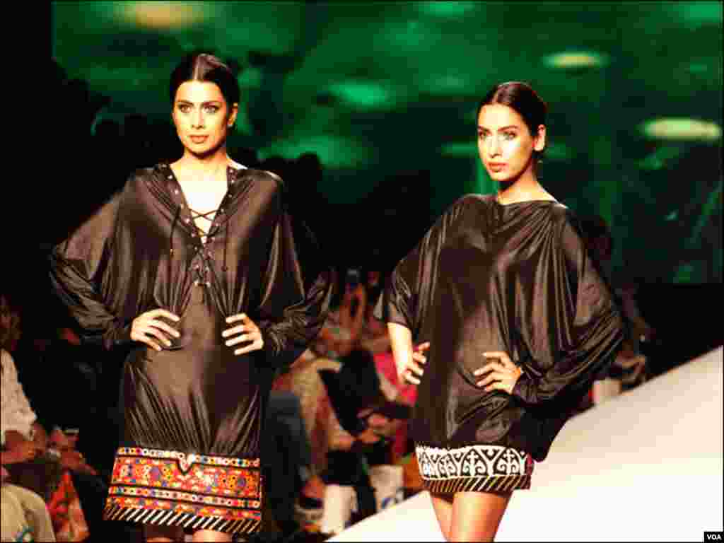 پاکستان فیشن ویک کے دوران کالے رنگ کے ملبوسات میں ماڈلز