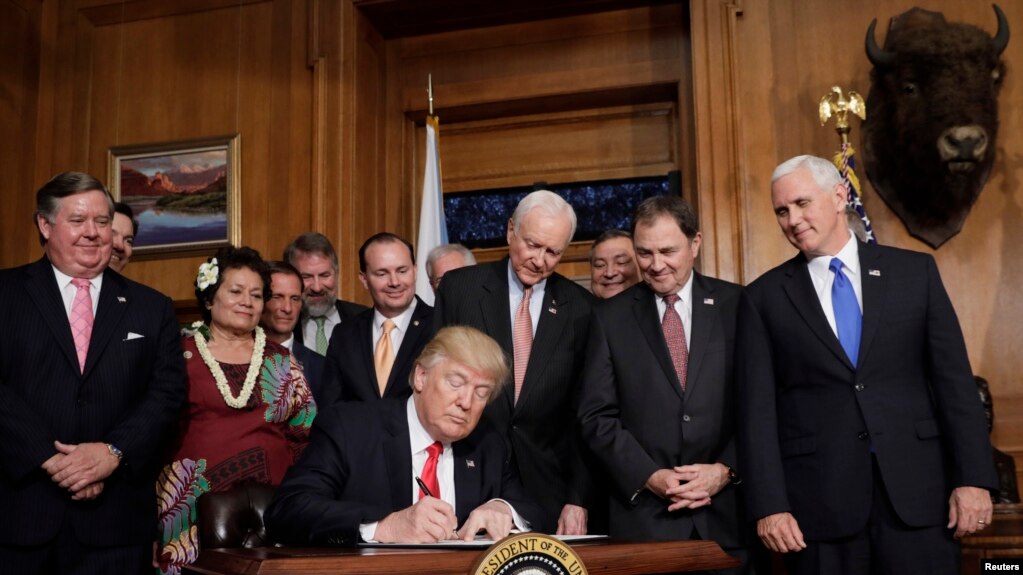 Le président Trump signe le décret sur les monuments nationaux et leurs préservations, à Washington DC, le 26 avril 2017.
