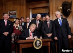 Le président Trump signe le décret sur les monuments nationaux et leurs préservations, à Washington DC, le 26 avril 2017.