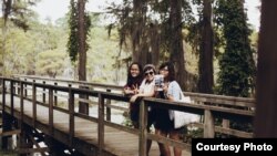 Ba cô gái của 3594 miles: Rio, Iris, Zi (từ trái qua) tại hồ Caddo, Marshall, Texas. 