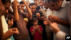 Müslüman Kardeşlerin ruhani lideri Muhammed Bedii'nin torunu Cuma günü çatışmalarda ölen babasının cenazesinde dua ederken