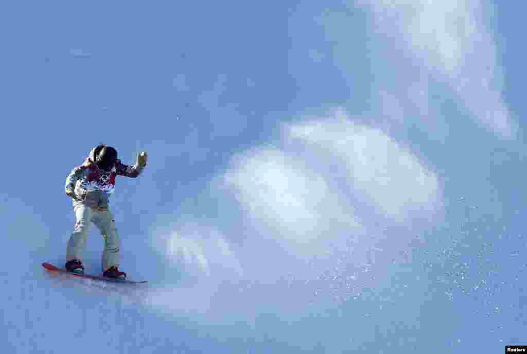 Jessika Jenson dari AS melakukan lompatan terakhir dalam babak kualifikasi snowboard slopestyle di Sochi (6/2).