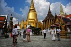 Pengunjung memasuki Grand Palace di Bangkok, pada hari pembukaan kembali kawasan tersebut untuk wisatawan yang telah divaksinasi penuh tanpa karantina, di tengah pandemi COVID-19, 1 November 2021. (Lillian SUWANRUMPHA/AFP)