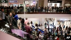 지난해 11월 미국 캘리포니아주 브리의 쇼핑몰이 고객들로 붐비고 있다. (자료사진)