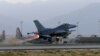 Pesawat jet tempur F-16 Falcon di pangkalan udara militer Bagram, Afghanistan, 22 Agustus 2017. (Foto: dok).