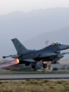 Un F-16 de la Fuerza Aérea de EEUU despega en Bagram, Afganistán, el 17 de agosto de 2017.