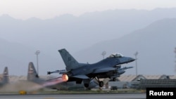 Un F-16 de la Fuerza Aérea de EEUU despega en Bagram, Afganistán, el 17 de agosto de 2017.