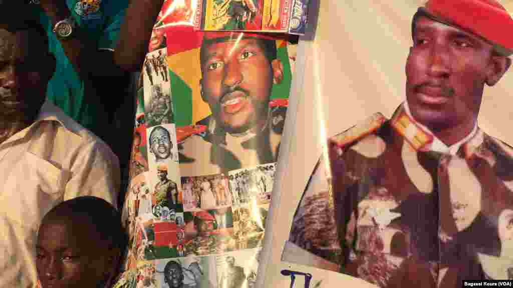 Des posters à l’effigie de Thomas Sankara sont vendus comme de petits pains sur la place des martyrs dans le quartier Tampouy dans le nord-ouest de Ouagadougou où plusieurs milliers de personnes se sont réunies pour commémorer le 28eme anniversaire de l’assassinat de Thomas Sankara. (VOA/Bagassi Koura)