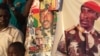 Des posters à l’effigie de Thomas Sankara sont vendus comme de petits pains sur la place des martyrs dans le quartier Tampouy dans le nord-ouest de Ouagadougou où plusieurs milliers de personnes se sont réunies pour commémorer le 28eme anniversaire de l’a