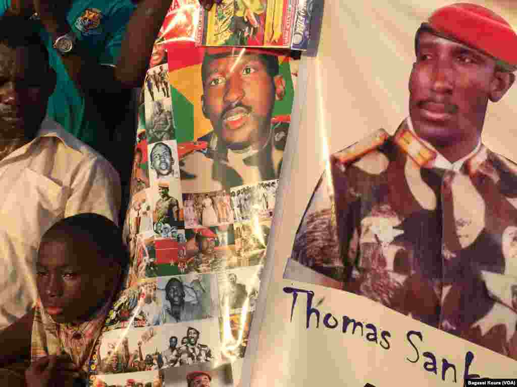 Des posters à l’effigie de Thomas Sankara sont vendus comme de petits pains sur la place des martyrs dans le quartier Tampouy dans le nord-ouest de Ouagadougou où plusieurs milliers de personnes se sont réunies pour commémorer le 28eme anniversaire de l’a