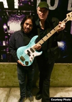 Gitaris Dewa Budjana dan pemain bass band Mr. Big, Billy Sheehan (foto/dok: Dewa Budjana)