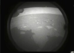Первый снимок, сделанный Perseverance на поверхности Марса