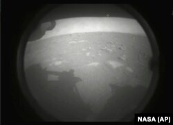 Первый снимок, сделанный Perseverance на поверхности Марса