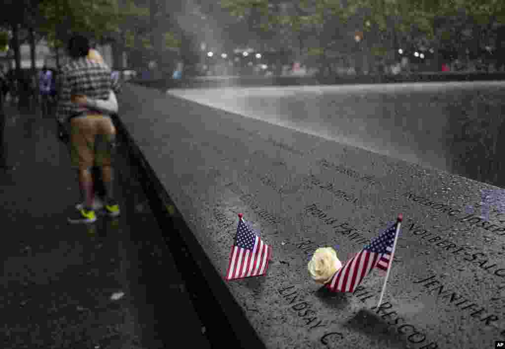 El viento rocía neblina sobre el borde del South Pool del Memorial del 9/11 el 27 de mayo de 2018 en Nueva York. (AP Photo / Craig Ruttle) &nbsp;