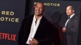 Dwayne Johnson dalam peluncuran perdana film "Red Notice" di Los Angeles, 3 November 2021. (Jordan Strauss/Invision/AP)