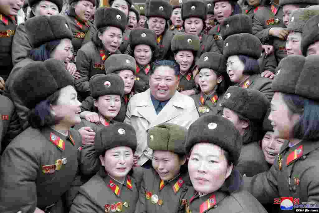មេដឹកនាំកូរ៉េខាងជើងលោក Kim Jong Un ថតជាមួយទាហានស្រ្តី ក្នុងរូបភាពមួយផ្តល់ដោយទីភ្នាក់ងារព័ត៌មានជាតិកូរ៉េខាងជើង។