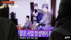People watch television news showing Jang Song-thaek in court before his excution on December 12, 2013, at the rail station in Seoul, Dec. 13, 2013. 