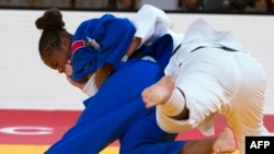 La Française Romane Dicko (Blue) affronte la Néerlandaise Tessie Savekouls lors de l'Open des Championnats du Monde de judo féminin à Marrakech, le 12 novembre 2017.