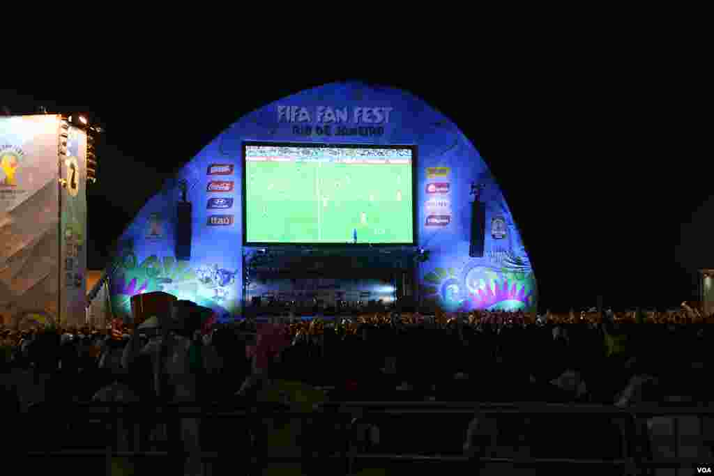 Para penggemar menonton siaran langsung pertandingan antara Argentina dan Bosnia Herzegovina dari layar besar di Rio de Janeiro (15/6). (VOA/Brian Allen)