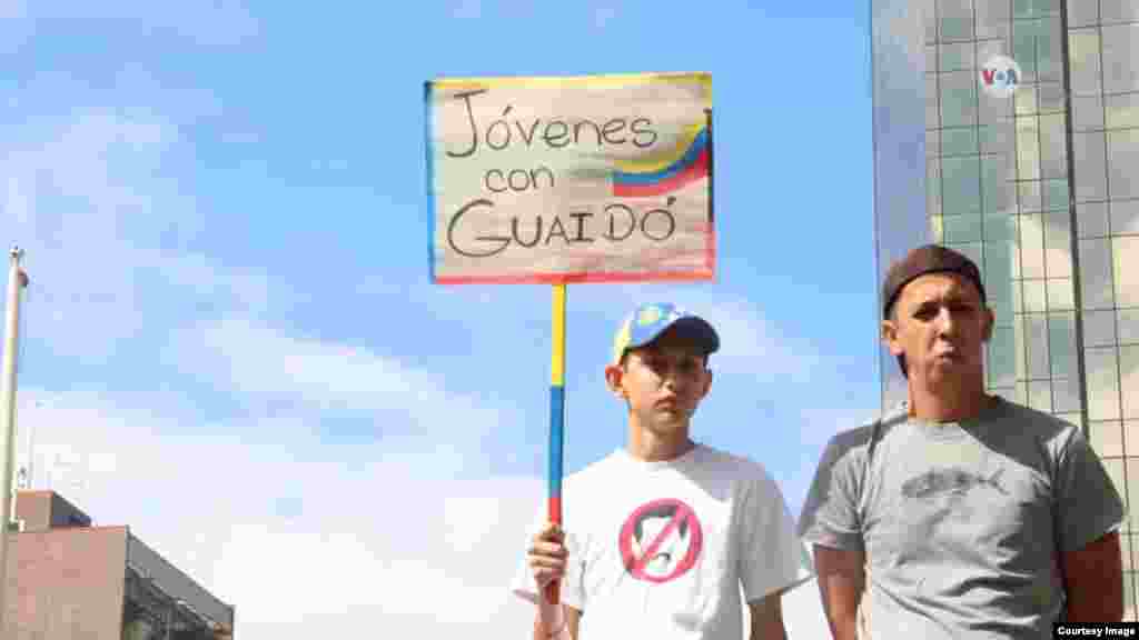 Una persona muestra un cartel en apoyo a Juan Guaidó.&nbsp;