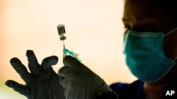 ARHIVA - Zdravstveni radnik priprema Fajzerovu vakcinu u klinici u Redingu u Pensilvaniji, 14. septembra 2021. 