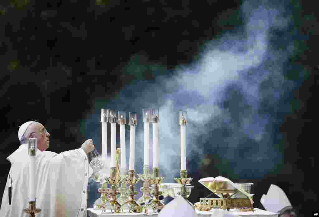 미국을 방문한 프란치스코 로마 가톨릭 교황이 워싱턴 DC의 무염시태 성당에서 미사를 집전하고 있다.