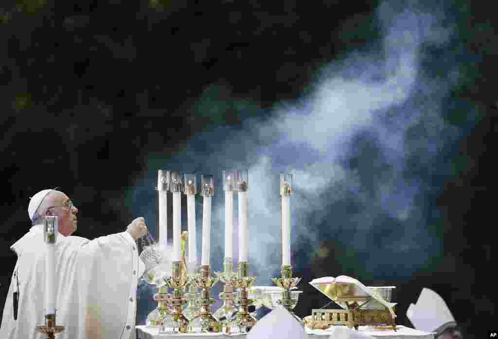 Pope Francis conducts Mass outside the Basilica of the National Shrine of the Immaculate Conception in Washington, D.C., Sept. 23, 2015.