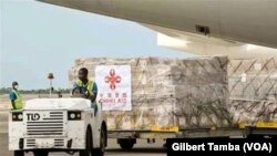 Dons de matériels médicaux de la Chine au Nigeria, à Abuja, le 9 avril 2020. (VOA/Gilbert Tamba)