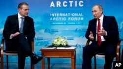 El presidente ruso, Vladimir Putin, habla con el presidente de Islandia Gudni Johannesson durante una reunión, en el marco del Foro Internacional del Ártico en Arkhangelsk, Rusia, el jueves 30 de marzo de 2017.