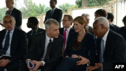 US ambassador to the United Nations Samantha Power (2nd R) speaks with other UN Security Council ambassadors on January 22, 2016 during a meetying with the Burundian President at his residence outside Bujumbura.