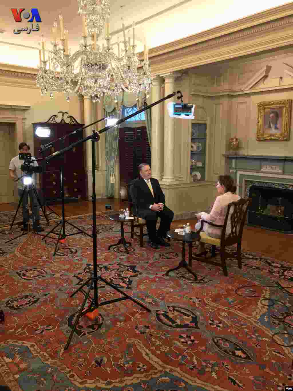 عکسی از پشت صحنه گفتگوی اختصاصی مدیر بخش فارسی صدای آمریکا با مایک پمپئو، وزیر امور خارجهٔ ایالات متحده