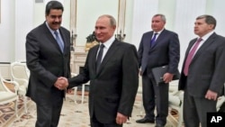 El presidente ruso, Vladimir Putin, saluda a su homólogo venezolano, Nicolás Maduro en el Kremlin, el 4 de octubre.