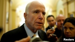 El senador republicano John McCain estuvo de acuerdo con la salida de Flynn, quien le dio al vicepresidente Mike Pence información incompleta sobre sus conversaciones con el embajador de Rusia en los Estados Unidos.