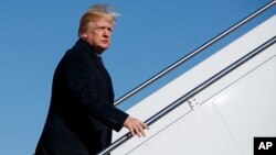 Presiden Donald Trump menaiki pesawat kepresidenan, Air Force One, menuju ke Cincinnati dari Pangkalan AU Andrews untuk mempromosikan kebijakan pajak, 5 Februari 2018.