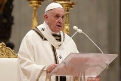 El Papa Francisco celebra la misa de Nochebuena en la Basílica de San Pedro en el Vaticano, el martes 24 de diciembre de 2019.