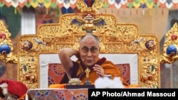 達賴喇嘛在印度菩提迦耶舉行的時輪金剛灌頂法會的第一天對信眾講話。（2017年1月2日）