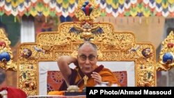 達賴喇嘛在印度菩提迦耶舉行的時輪金剛灌頂法會的第一天對信眾講話。 （2017年1月2日）