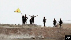 Şervanên YPG ala xwe li Girêspî bilind dikin, Hezîran 15, 2015.