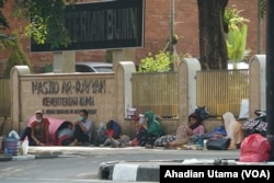 Sebagian pencari suaka di trotoar Masjid Ar-Rayyan di Jalan Kebun Sirih, Jakarta, 5 Juli 2019. (Foto: Ahadian Utama/VOA)