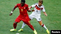 Le ghanéen Sulley Muntari et l’Allemand Mario Goetze lors de la Coupe du Monde 2014 à Fortaleza, 21 juin 2014. 