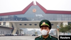 Một sĩ quan biên phòng của Việt Nam đứng gác tại cửa khẩu Hữu Nghị giáp với biên giới tỉnh Quảng Tây của Trung Quốc, ngày 20 tháng 2, 2020.