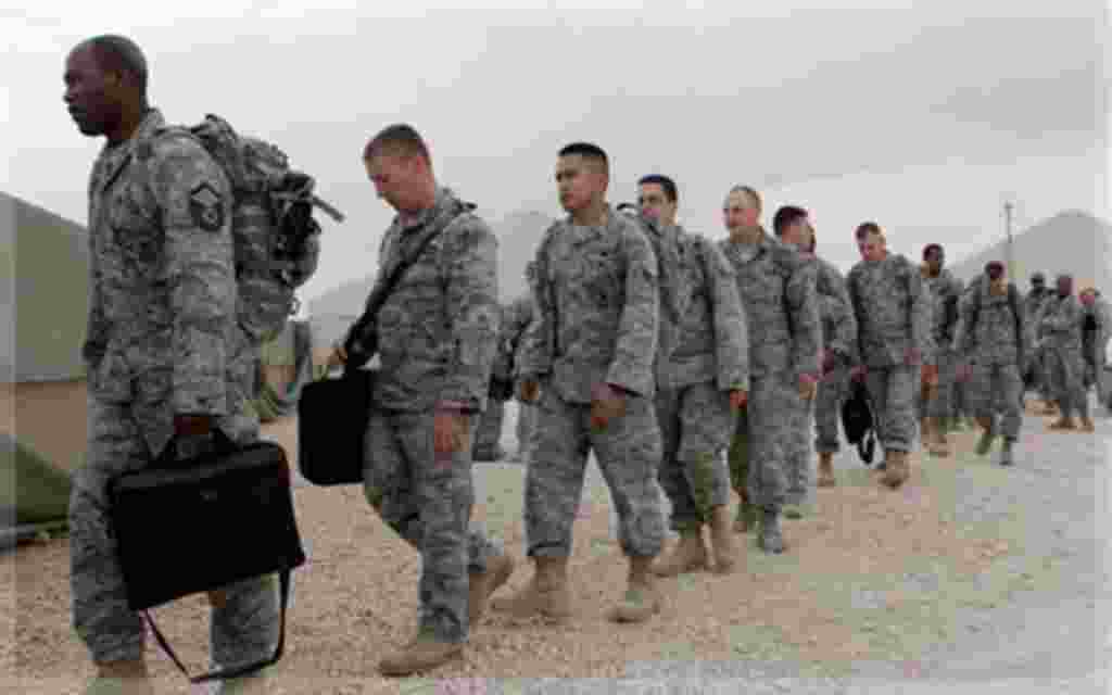 Militares estadounidenses comienzan su viaje de regreso a al-Asad, oeste de la base aérea de Bagdad, Irak.