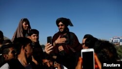 صوبہ ننگر ہار میں عام شہری طالبان جنگجووں کے ساتھ سیلفیز لے رہے ہیں۔ یہ تصویر گزشتہ سال ہونے والی جنگ بندی کے دوران کی ہے۔